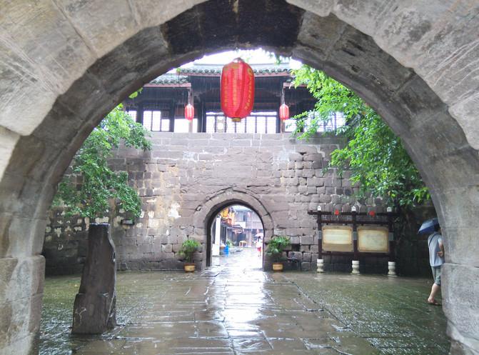 穷亲戚投奔和珅,和珅让他们帮忙晒银子,15天后为何全走了?